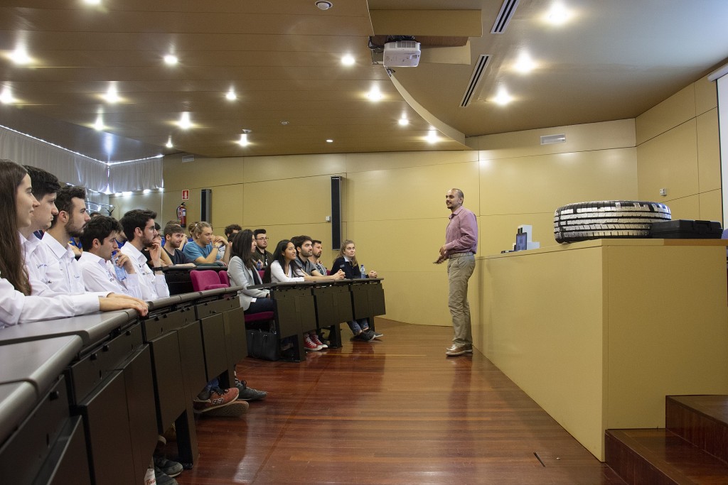 Tire development masterclass: Bharath Anantharamaiah demonstrated the progress made on the project to engineering students, explaining them the development and applications of his research